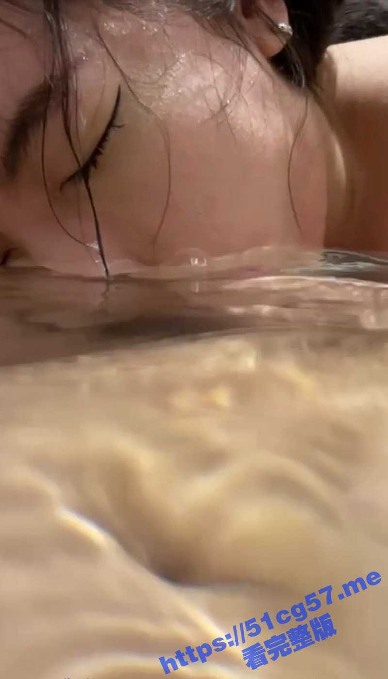 和女友在浴缸里戏水玩穴口交 把她的头摁在水里让她口鸡巴 再疯狂扣她的淫穴听她叫 水下的激情简直太棒了 - 51吃瓜网-51吃瓜网