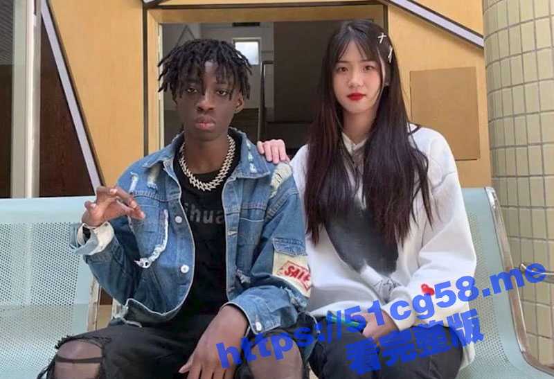 广州大学媚黑大学生 刘潇潇 与黑人留学生酒店做爱！粗大的黑屌插入的那一刻 彻底沦为黑人肉便器！-51吃瓜网