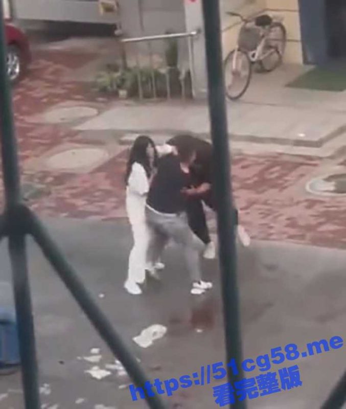 又一起情杀奸夫事件 天津某小区上演现场情杀 疑似妻子出轨小帅哥 被丈夫发现持刀击杀 真是红颜祸水啊-51吃瓜网