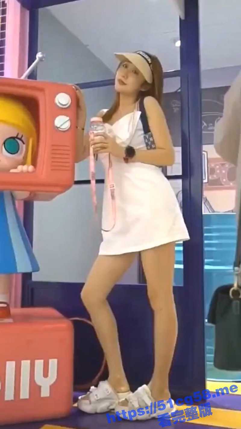 商城偶遇颜值气质美少妇 拿出相机直接抄底 女儿都这么大了 还穿这么性感丁字裤 都卡在屁股缝里了 - 51吃瓜网-51吃瓜网