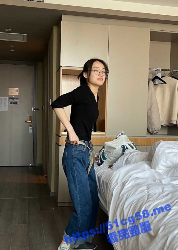 前女友系列！女大学生 吴珊珊  穿衣服是可爱眼镜娘 脱下衣服就是荡妇 性欲超强 床上床下极度反差！-51吃瓜网