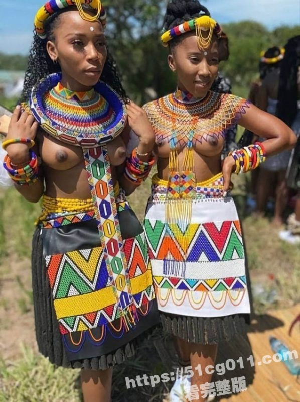 非洲原始部落的露奶族 祖鲁文化的女人都是不穿上衣的 难怪这么多人都爱去非洲援助 虽然黑但有的真不错啊-51吃瓜网