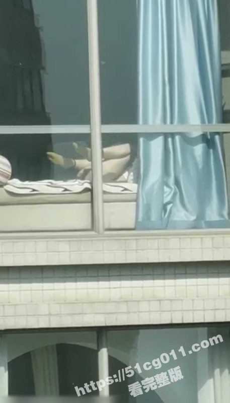 对面高楼的美女不拉窗帘自慰 大长腿腿翘得老高 看样子是憋坏了呀！-51吃瓜网
