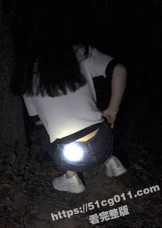 真实夫妻钻小树林野战寻刺激！骚妻户外勾搭屌丝大叔兴奋操逼  绿帽老公在一旁全程直播！-51吃瓜网