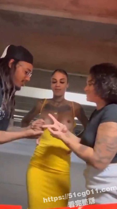 老外的成人游戏 这样的游戏果然好玩 俩人大冒险 谁赢了谁玩性感黑妹 还真别说这黑妹身材太顶了-51吃瓜网