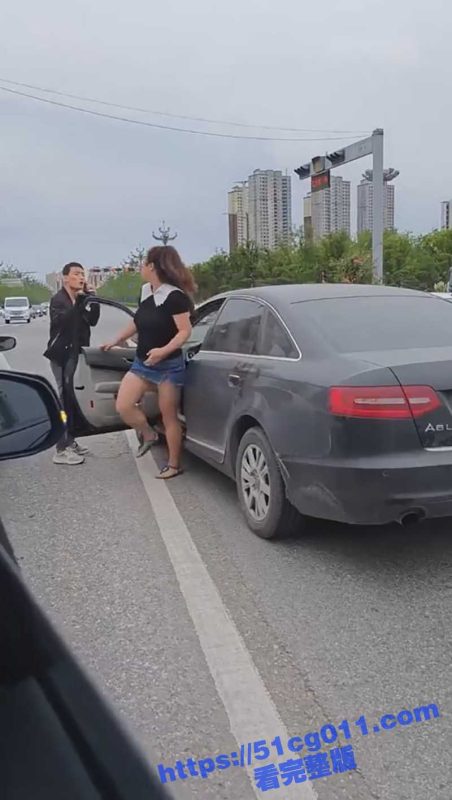 小仙女不减肥还是有好处的 可以单挑一个细狗 直接一个后摆拳把对方干到在地！-51吃瓜网