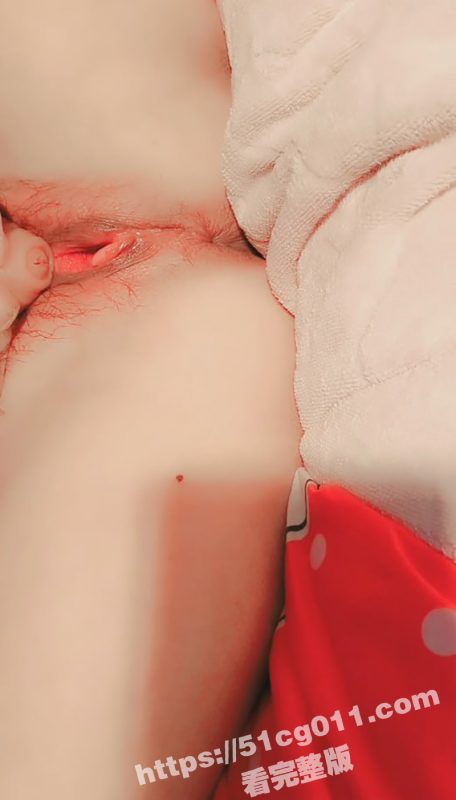 真是开眼了！雌雄同体阴阳人 直接可以尿在自己阴道里 用自己鸡巴摩擦自己的小穴！-51吃瓜网