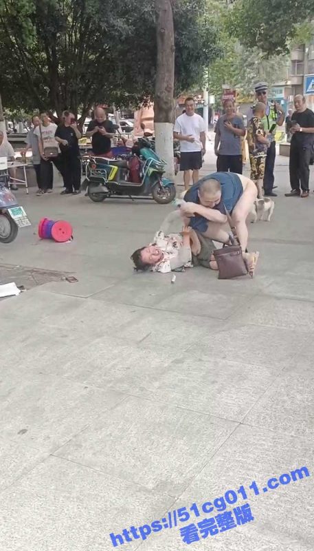 老逼灯当街打人就算了 还把裤子脱了 鸡鸡漏出来后一直被大妈狂踢 吃瓜群众直呼精彩-51吃瓜网