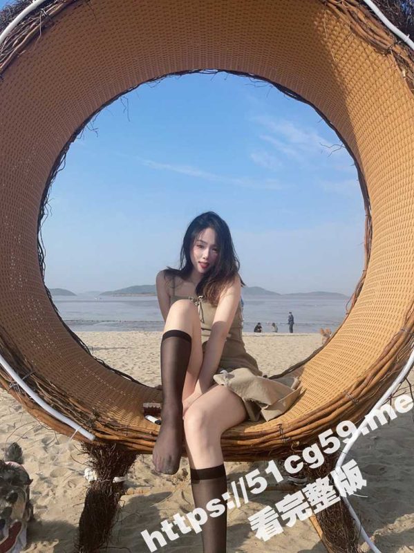 百度云泄密！平日里一本正经的高冷女神同事 竟然也会换上黑丝主动勾引男友 掰开骚穴等待男友大屌猛力抽插-51吃瓜网