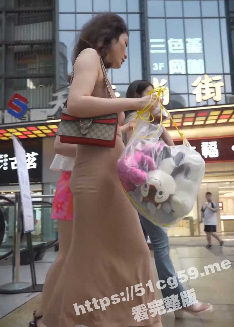 尾随偷拍系列！清凉开衩裙美女逛街性感翘臀配骚丁露毛 透明三角底裤正面抄底黑森林！ - 51吃瓜网-51吃瓜网