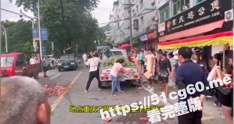 可怜之人必有可恨之处！重庆工贸职业学院附近 卖西瓜的老板被残疾人打砸 最后还赔了500块！ - 51吃瓜网-51吃瓜网