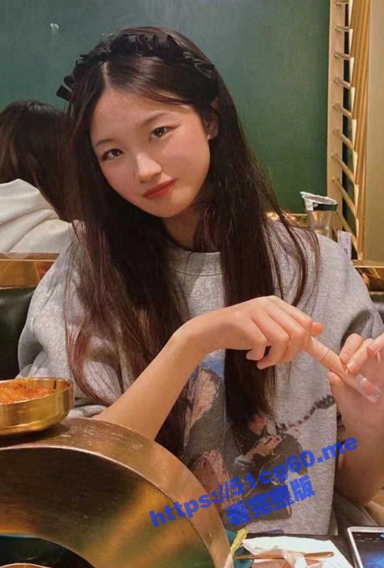 上海开放大学24岁研究生 方泽馨 反差视频流出！长相清纯的反差母狗 穿着性感黑丝被操得叫床破音！-51吃瓜网