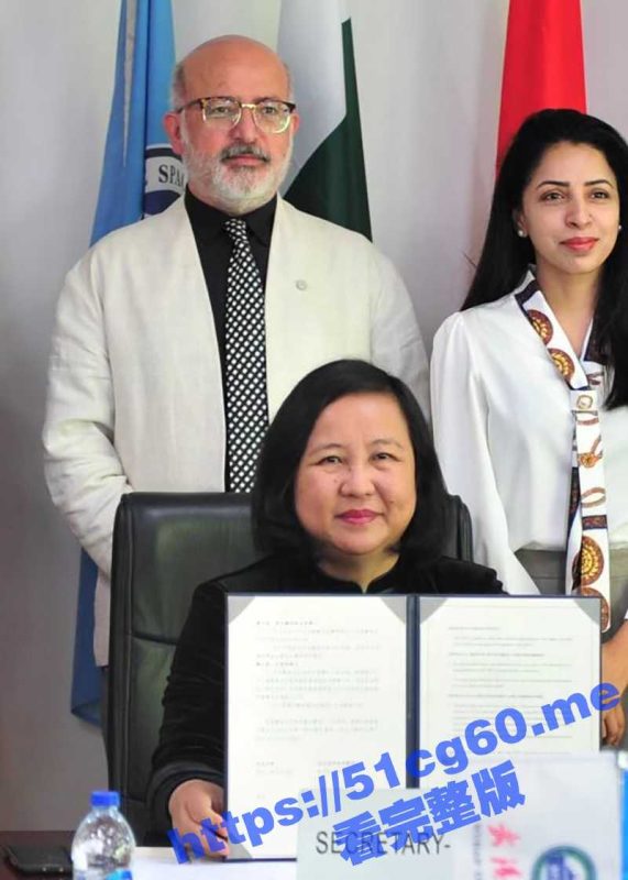 懂什么叫外交豁免权吗？北京某小区门口 一辆大众轿车停在路中间导致堵车 车上的女子疯狂叫嚣！-51吃瓜网