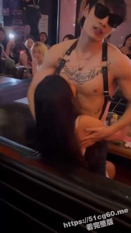 小姐姐在夜店点个肌肉男模玩 哪个骚女不好这一口 下面一定湿透了吧！-51吃瓜网