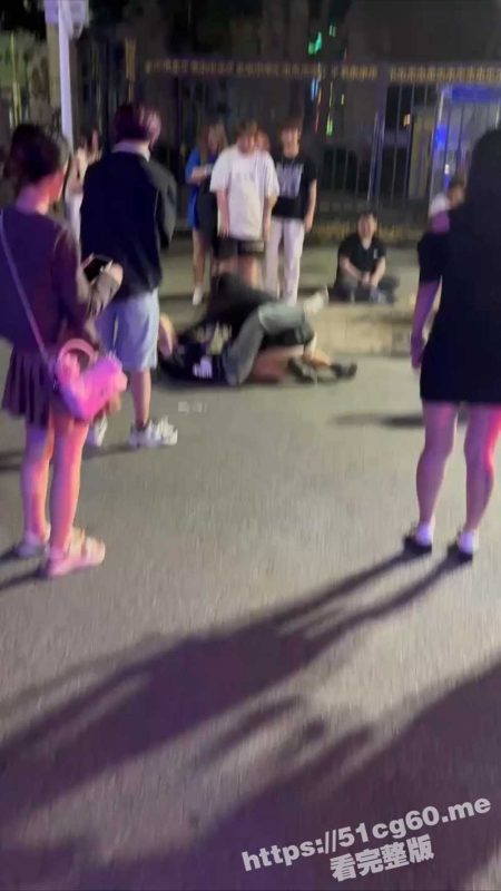 天津工体小仙女暴揍细狗!真是被按在地上打啊 小坦克真是厉害!-51吃瓜网