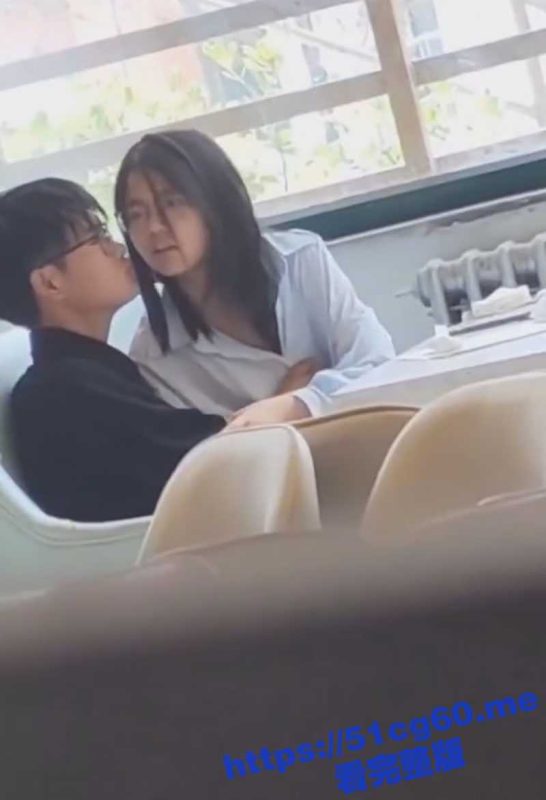 偷拍眼镜娘学妹在图书馆当众忘情的给男朋友打飞机！小手撸屌的频率很是熟练嘛！-51吃瓜网