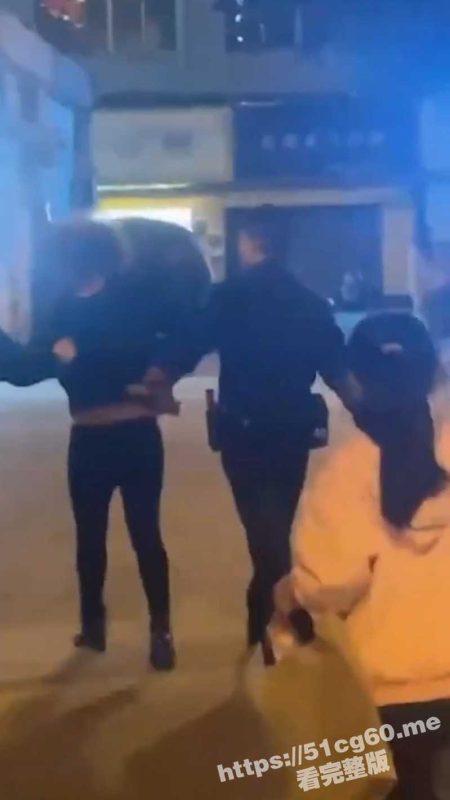 偷拍大神化身女装大佬 去女厕偷拍被抓现行！果断移送给警察叔叔！-51吃瓜网