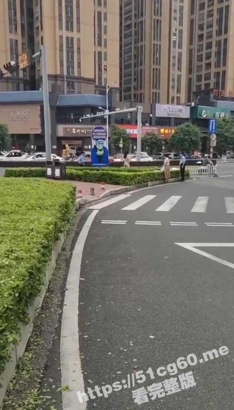 广西贵港惊现裸女出街 警察叔叔合围才抓住拖走 女的还在歇斯底里挣扎 不知道受了什么刺激！-51吃瓜网