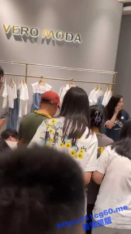 重庆光环广场 猥琐男喊8岁小女孩摸他下体 被打的半死！-51吃瓜网