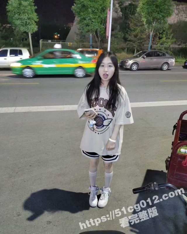 兰州反差萌妹 与男友裸聊口交的视频流出 可爱嫩妹在卫生间里时不时露出小穴勾引男友 十分反差！-51吃瓜网