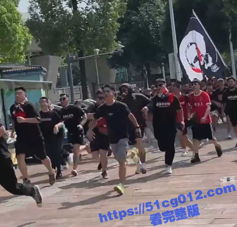 国内球迷打群架现场 警察都拦不住 当着警察的面互殴 这才是男人该干的事 看着就浑身舒爽-51吃瓜网