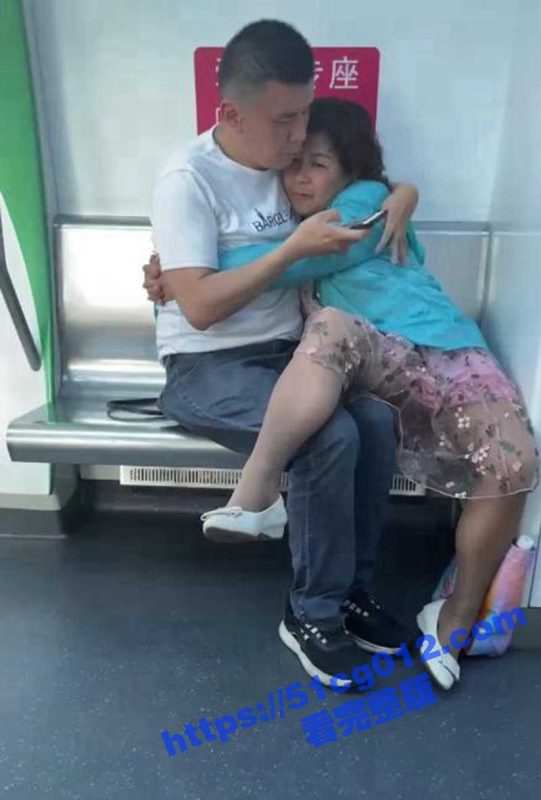 杭州地铁6号线一对中年男女爱心专座上旁若无人 舌吻亲热摸胸搓穴 就差脱裤子开操了！-51吃瓜网