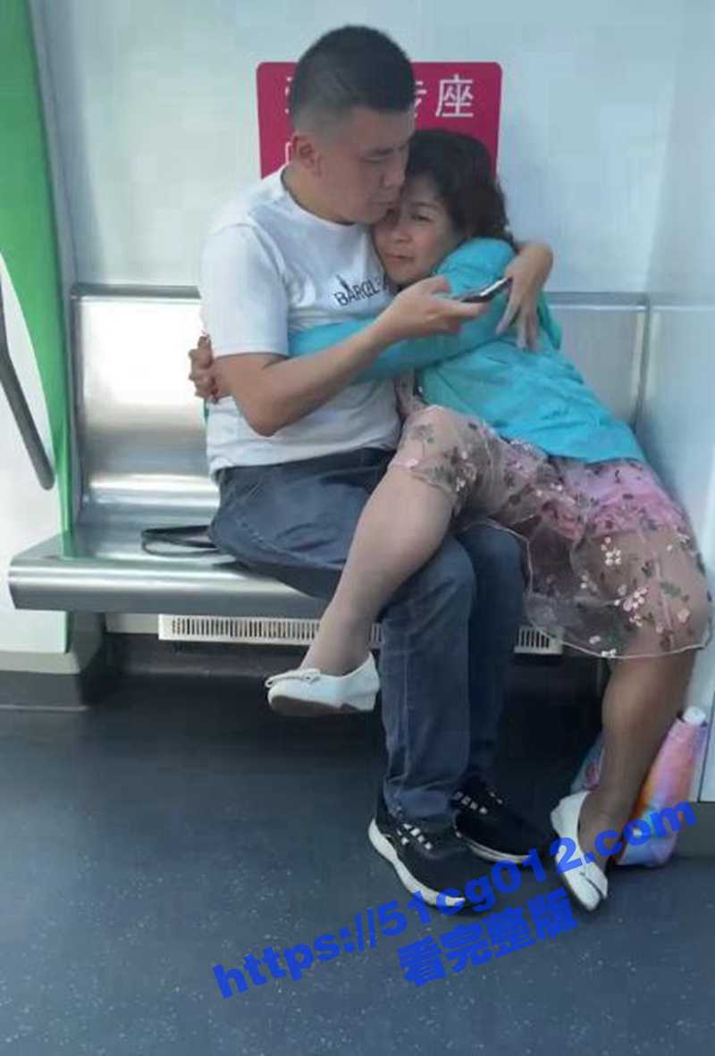 杭州地铁6号线一对中年男女爱心专座上旁若无人 舌吻亲热摸胸搓穴 就差脱裤子开操了！ - 51吃瓜网-51吃瓜网