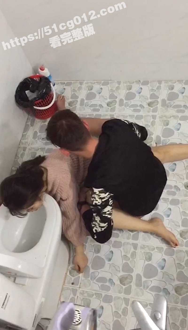 厕所偷拍醉酒美女呕吐不止 赤裸的下半身还跟男友连在一起 看来这是刚结束战斗呀！ - 51吃瓜网-51吃瓜网
