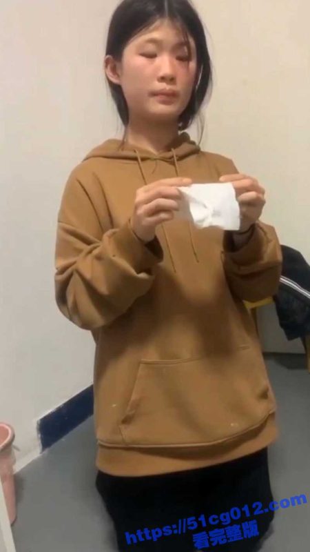 无辜女生遭精神小妹围殴霸凌！扇嘴巴 拿衣服架抽奶 眼神楚楚可怜 霸凌事件什么时候能停止！-51吃瓜网