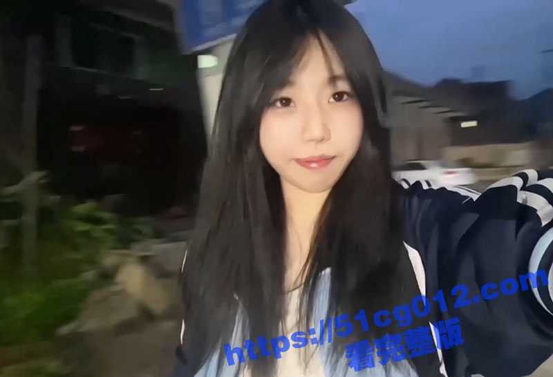 广西大学舞蹈学院白月光校花竟被猥琐男调教成一只母狗！跪在地上爬行 乖乖舔鸡巴被射满嘴巴！-51吃瓜网