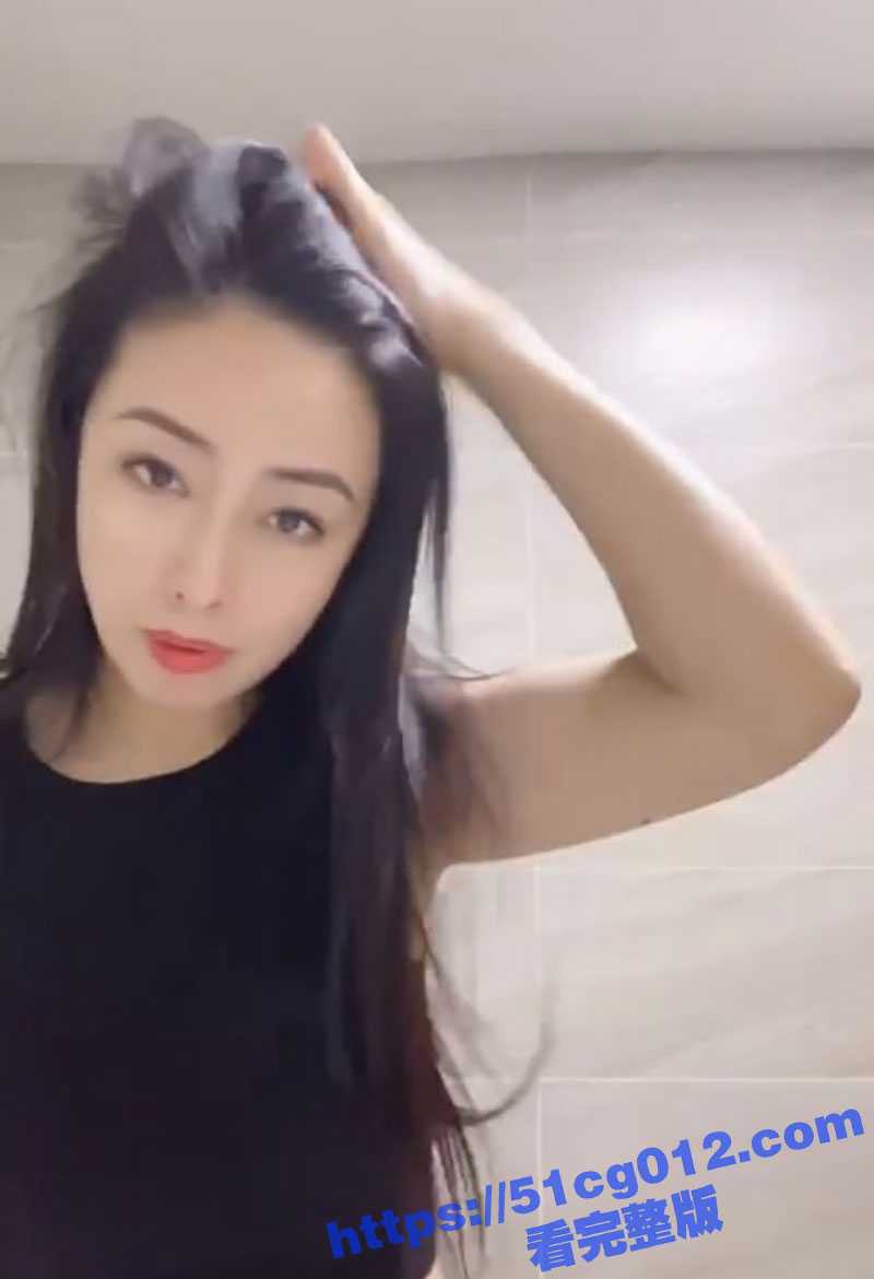 广州风情万种的巨乳熟女人妻 徐璐 为情夫录制揉奶自慰小视频！天生媚骨的她 表情风骚勾人！ - 51吃瓜网-51吃瓜网