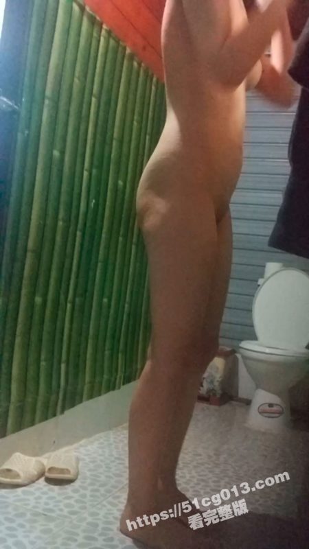 西藏工地 偷拍工友老婆洗澡 简陋的洗手间 也掩盖不住美女别有风味-51吃瓜网
