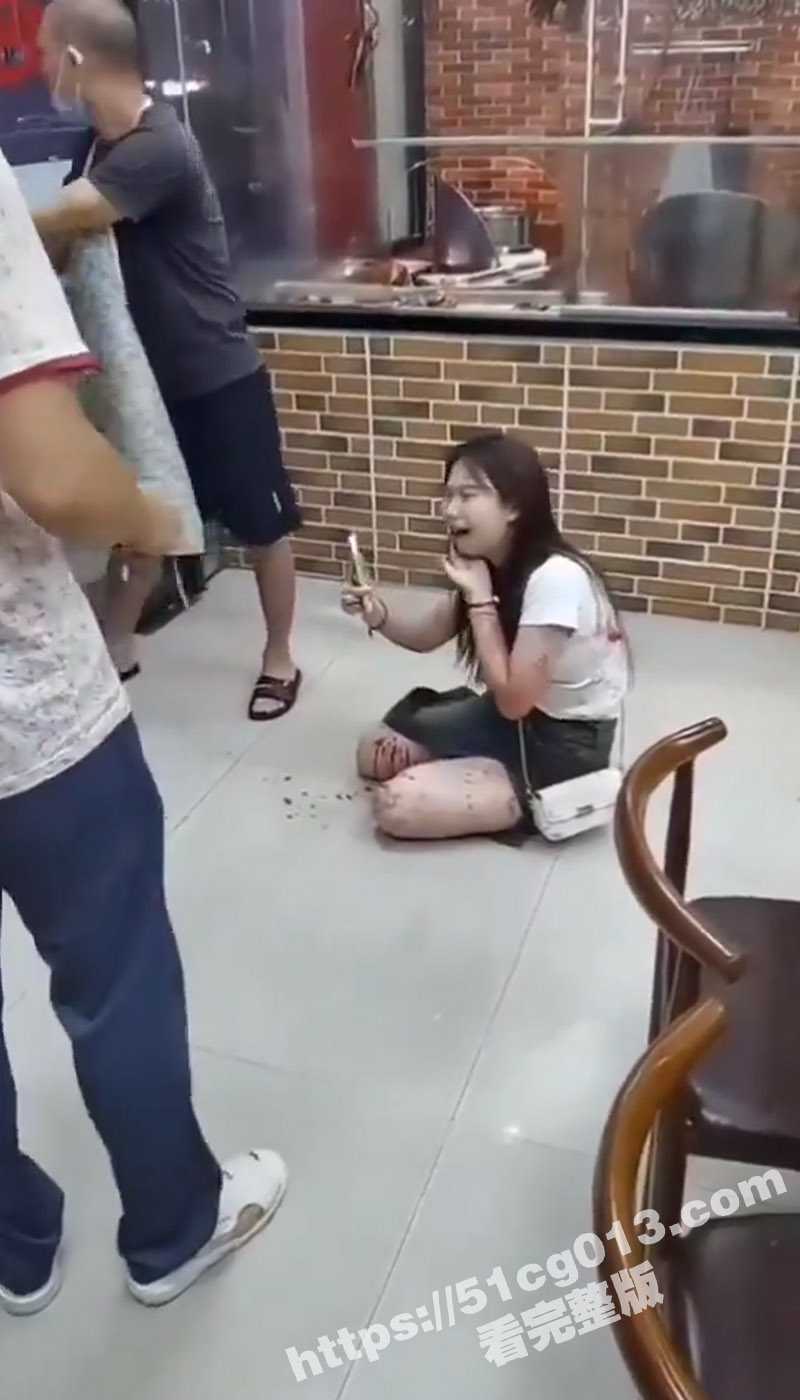 网传东莞一人妻跟情夫开房遇到自己老公 情夫被当场捅死 自己身中一刀后躲到餐馆捡回一条命 - 51吃瓜网-51吃瓜网