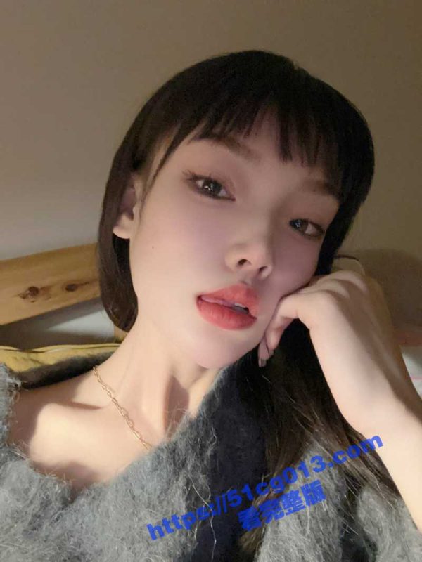 反差眼镜婊长相甜美 神似李小璐 在线深喉口交 口暴吞精 用力吮吸堪比全自动飞机杯！-51吃瓜网