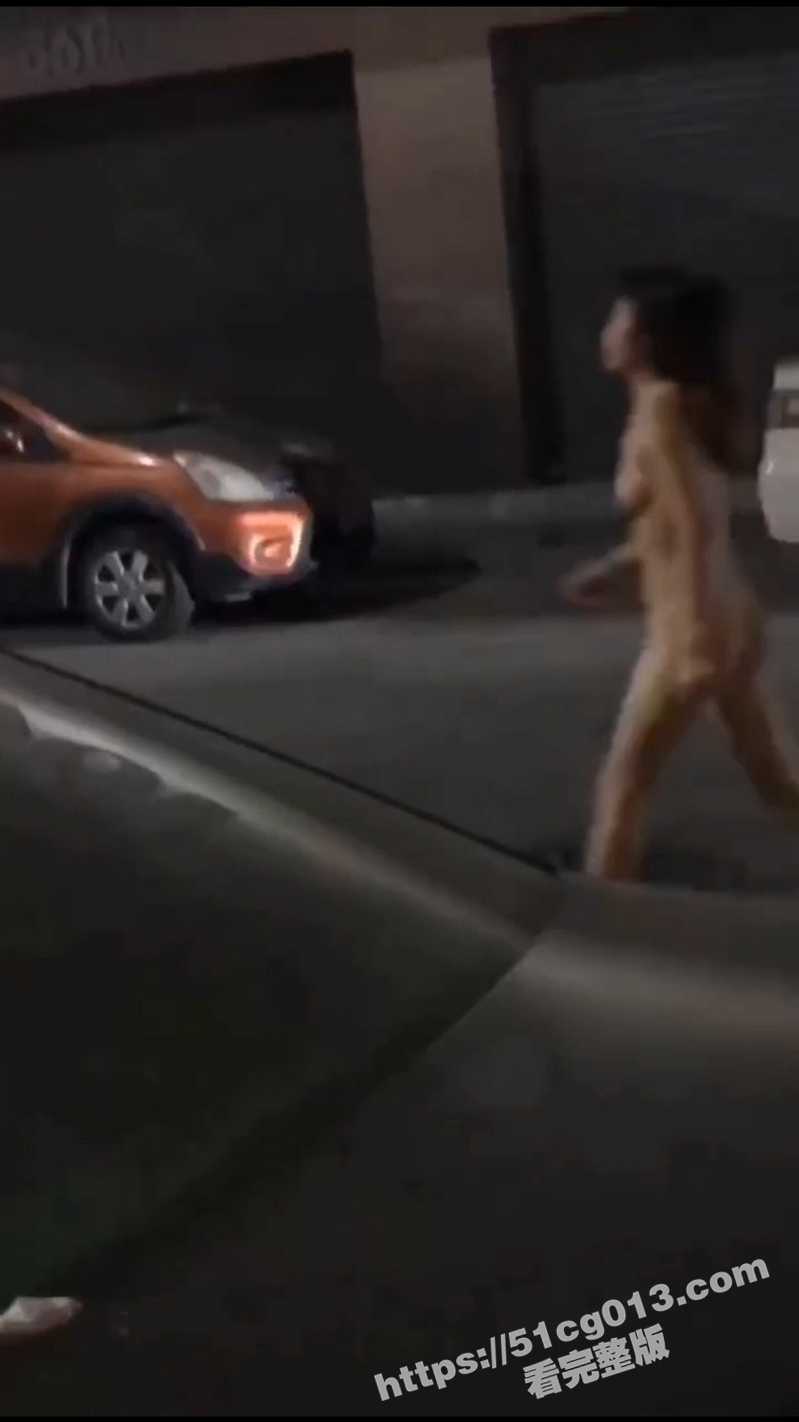 广东佛山 情侣吵架有纠纷 女友全裸在大街上追着男的打 这妹子是真的虎啊! - 51吃瓜网-51吃瓜网
