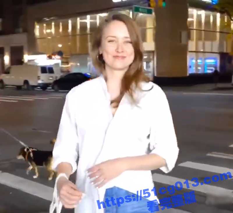 金发洋妞玩的就是开放 在街上公然露奶展示美乳 洋妞人美奶也美 就连乳头都还是粉色的-51吃瓜网