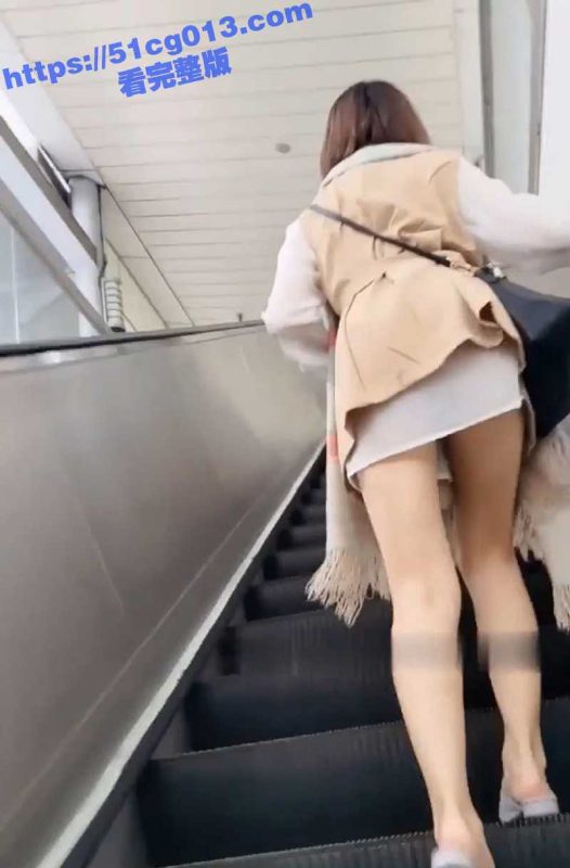 抄底大神一路跟踪 极品短裙美腿小姐姐 骚货竟然穿着丁字骚内 还有一串珍珠卡在逼缝里 真是够骚的-51吃瓜网