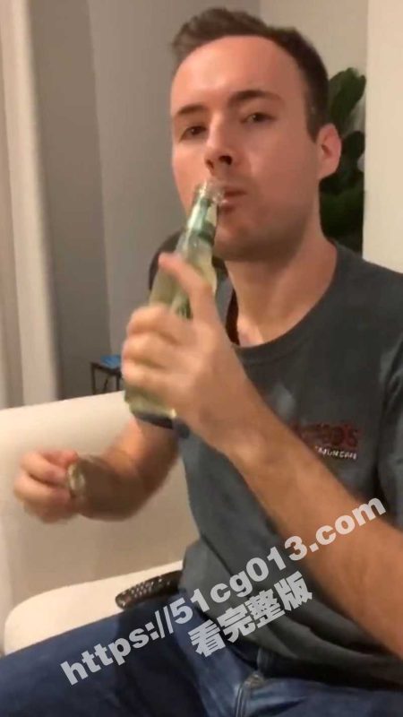 绿帽男把自己老婆贡献给白人 为了纪念首次偷情，还把视频拍成了vlog 全程绿帽视角-51吃瓜网