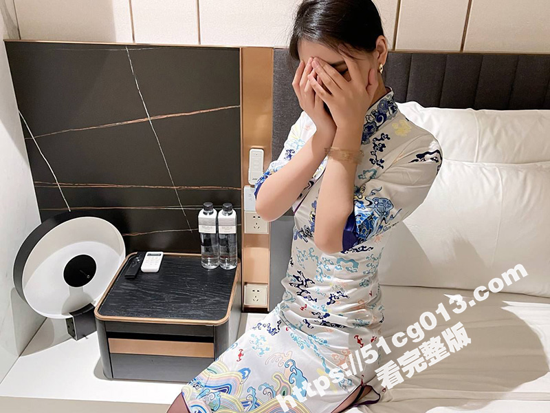 约海航空姐吃烤鸭 烤鸭一定很好吃好吧！顶级尤物S型身材 母狗跪舔模仿吃狗食 主动张嘴吞精液 - 51吃瓜网-51吃瓜网