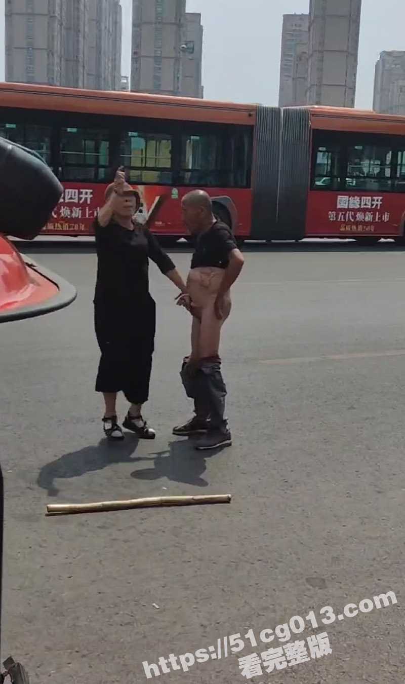 山东大爷跟大妈在街头吵架 手握大爷的鸡巴不放手舞足蹈地激情对线！ - 51吃瓜网-51吃瓜网