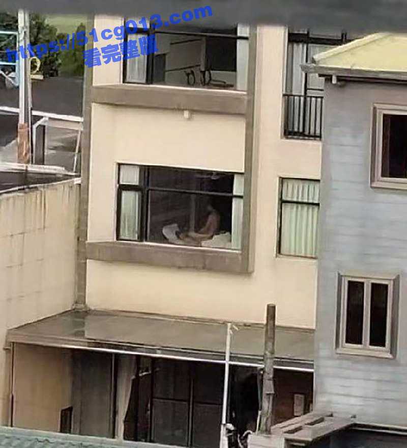 夫妻大白天做爱不拉窗帘 可便宜对面工地的工人了 一个个活都不干了 连望远镜都用上了 - 51吃瓜网-51吃瓜网