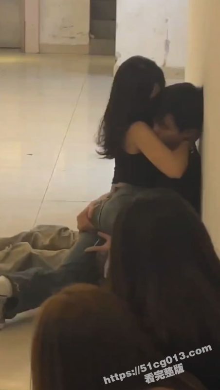 现在的情侣真是太饿了！不顾场合就开搞 全然不顾旁边的吃瓜群众！-51吃瓜网