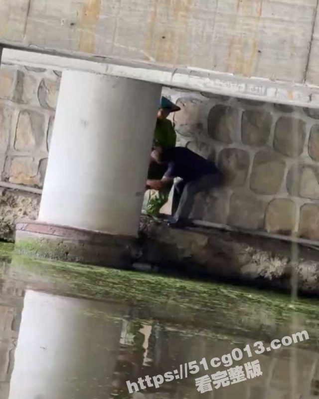 钓鱼时意外发现老年组基佬在桥墩下搞基 互相掏裆激吻 手中的鱼竿都快被这俩基佬“掰弯”了-51吃瓜网