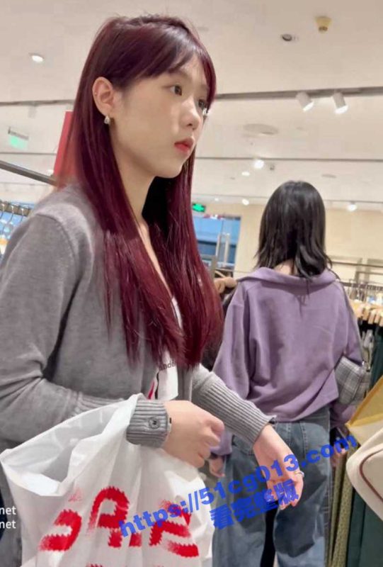 尾随街拍抄底红发气质包臀短裙小姐姐！长相清纯漂亮！性感小内内都卷边边了！-51吃瓜网