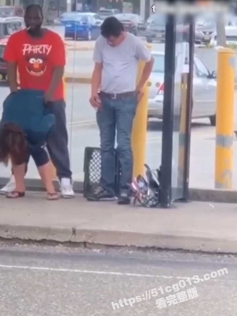 佛罗里达州从不养闲人 马路上逼痒了随机抽取一个黑人来止痒 做到一半老公居然来了! - 51吃瓜网-51吃瓜网