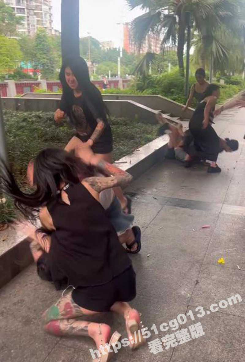 四川成都9个精神小妹街头打群架！花臂长腿猛踹 抄起高跟鞋敲头 穿裙子打架真不方便！ - 51吃瓜网-51吃瓜网