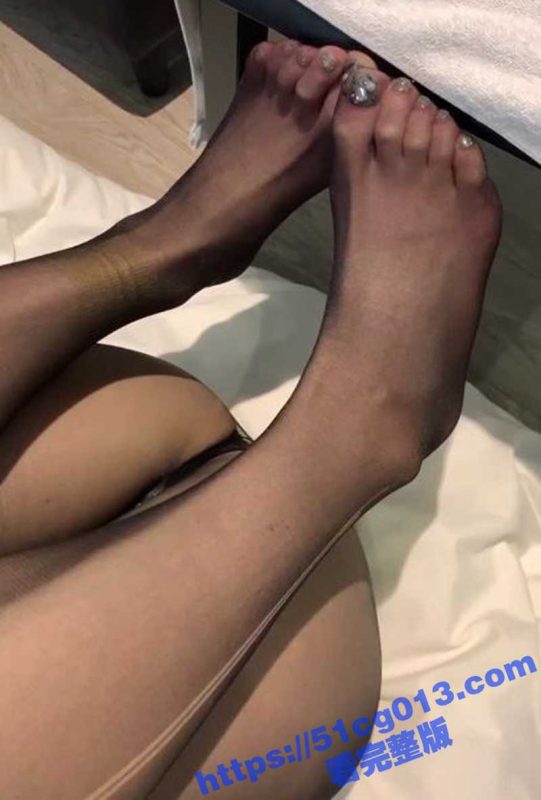 舔了一年的女神答应帮我足交！女神的丝足光是看看就硬到不行 撕开丝袜射在女神的足底！-51吃瓜网