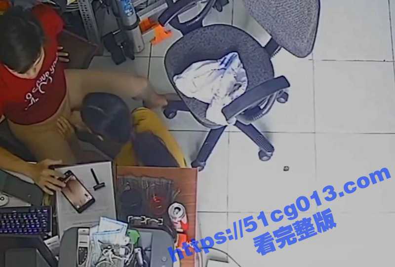 破解摄像头监控偷拍！电脑维修店老板掐着老板娘的脖子按地上暴力怼操做爱 小狗还以为在打架！-51吃瓜网