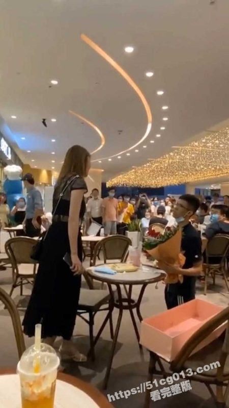 炸裂吃瓜 小个子男生餐厅当众表白 下跪磕头躺地耍无赖 不答应我就不起来  想玩小马拉大车是吧？-51吃瓜网