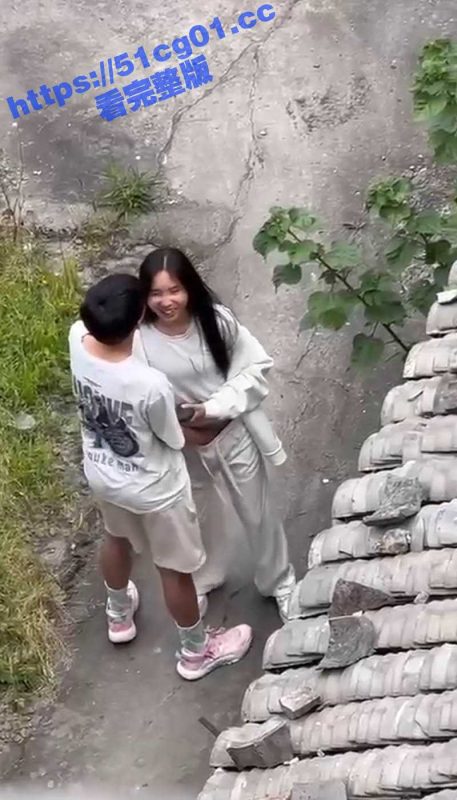 扣起来了扣起来了！饥渴小情侣大白天在家门口就扣起了逼来 小女友被男友扣到仰头闭目张嘴呻吟-51吃瓜网